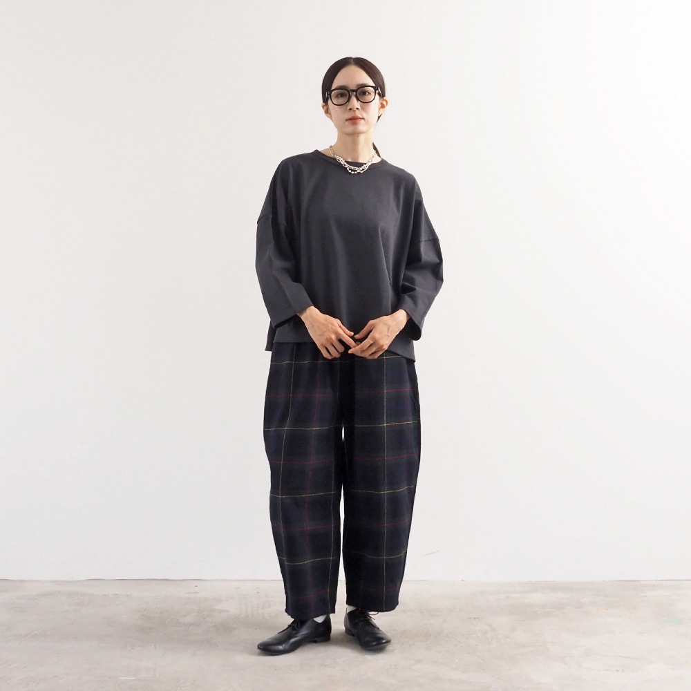 デラヴェジャージ ワイドPO　プルオーバーを着た女性の全身