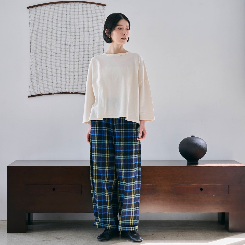 デラヴェジャージ ワイドPO　プルオーバーを着た女性の全身