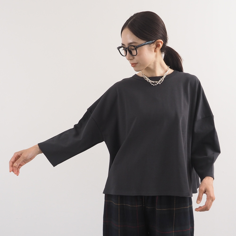 デラヴェジャージ ワイドPO　プルオーバーを着た女性の正面
