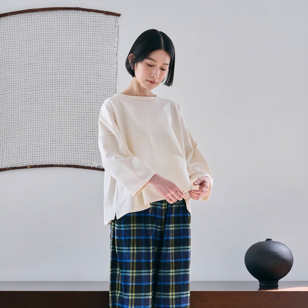 デラヴェジャージ ワイドPO　プルオーバーを着た女性の正面