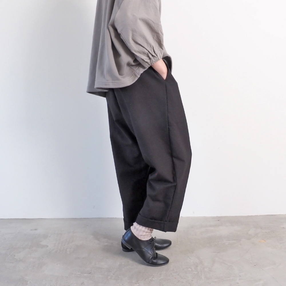 綿麻ウール千鳥 ロールアップカフェパンツ　パンツを着た女性の正面