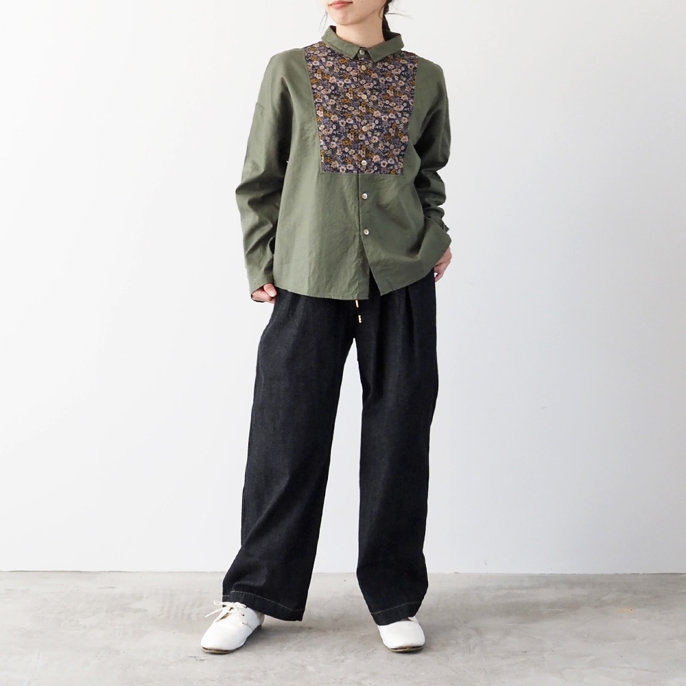 8オンスムラデニム イージーパンツ パンツを着た女性の全身