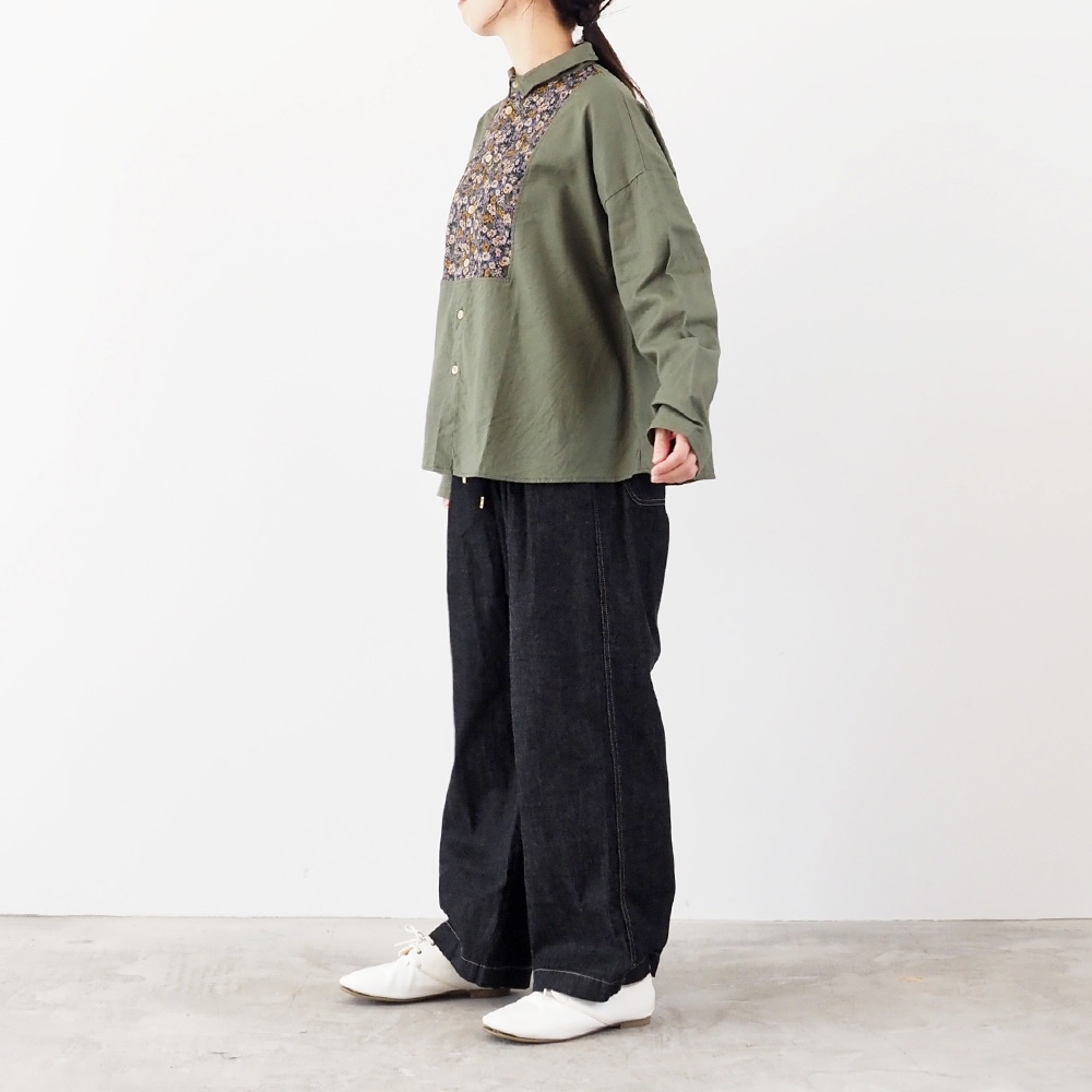 8オンスムラデニム イージーパンツ パンツを着た女性の全身