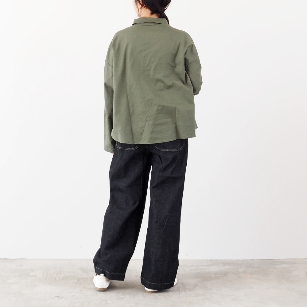 8オンスムラデニム イージーパンツ パンツを着た女性の全身