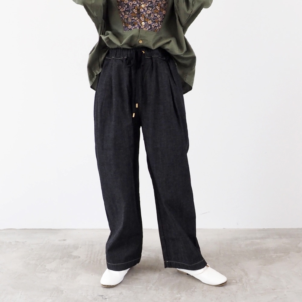 8オンスムラデニム イージーパンツ パンツを着た女性の全身