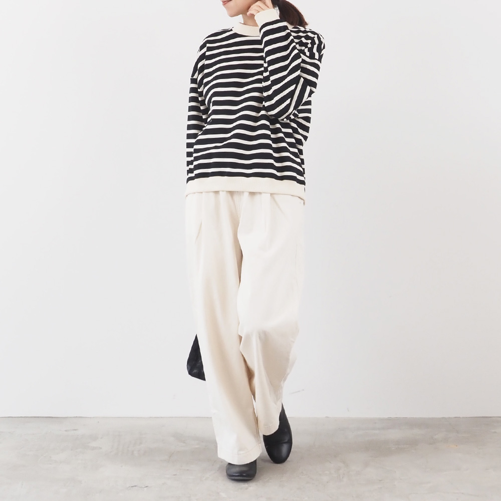 8オンスムラデニム イージーパンツ パンツを着た女性の全身