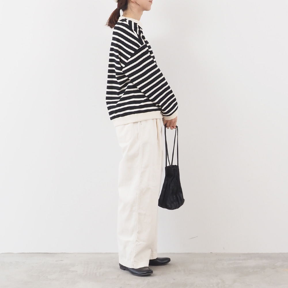 8オンスムラデニム イージーパンツ パンツを着た女性の全身