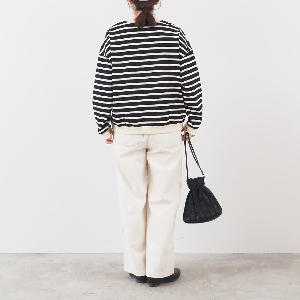 8オンスムラデニム イージーパンツ パンツを着た女性の全身