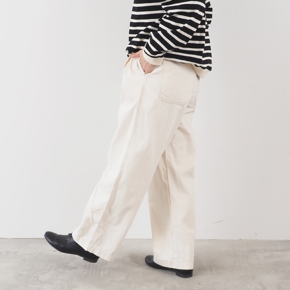 8オンスムラデニム イージーパンツ パンツを着た女性の全身