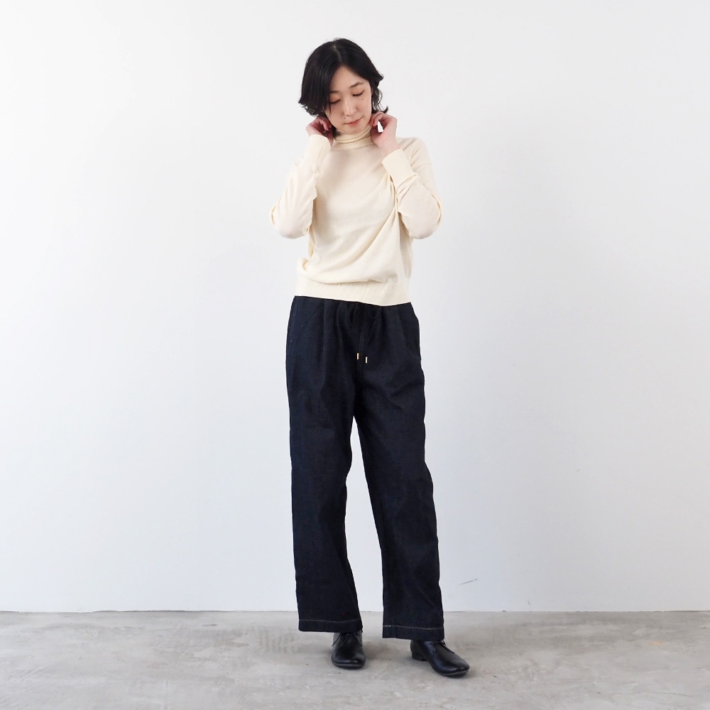 8オンスムラデニム イージーパンツ パンツを着た女性の全身