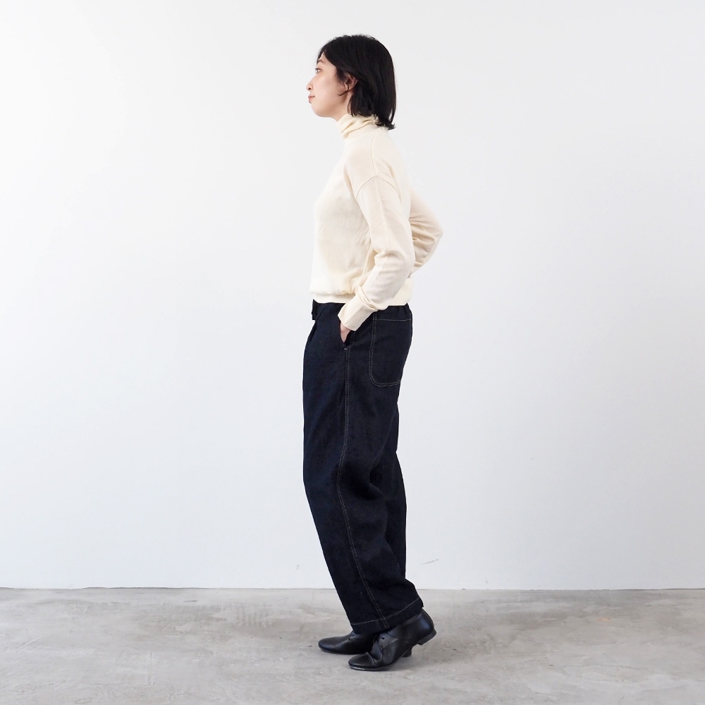 8オンスムラデニム イージーパンツ パンツを着た女性の全身