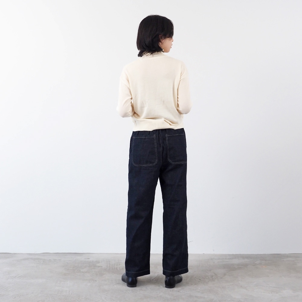 8オンスムラデニム イージーパンツ パンツを着た女性の全身