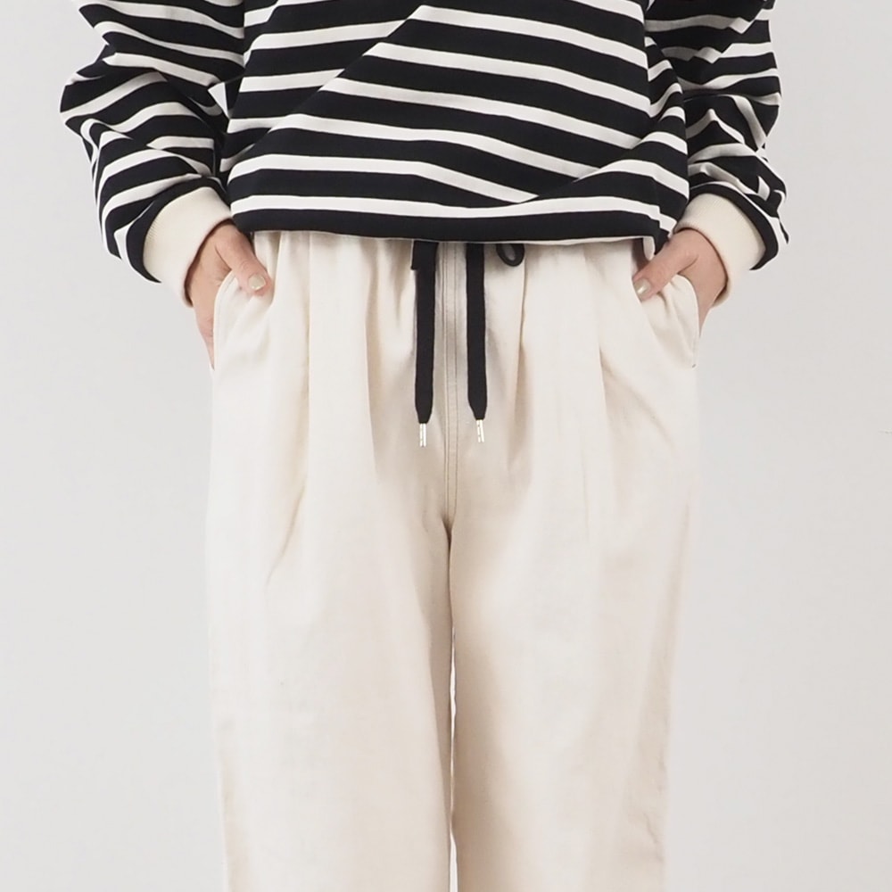 8オンスムラデニム イージーパンツ パンツを着た女性の正面