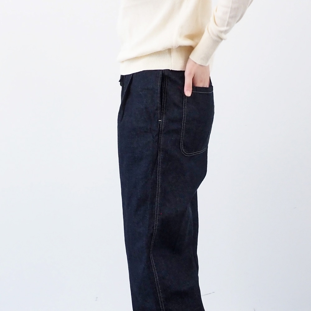 8オンスムラデニム イージーパンツ パンツを着た女性の正面