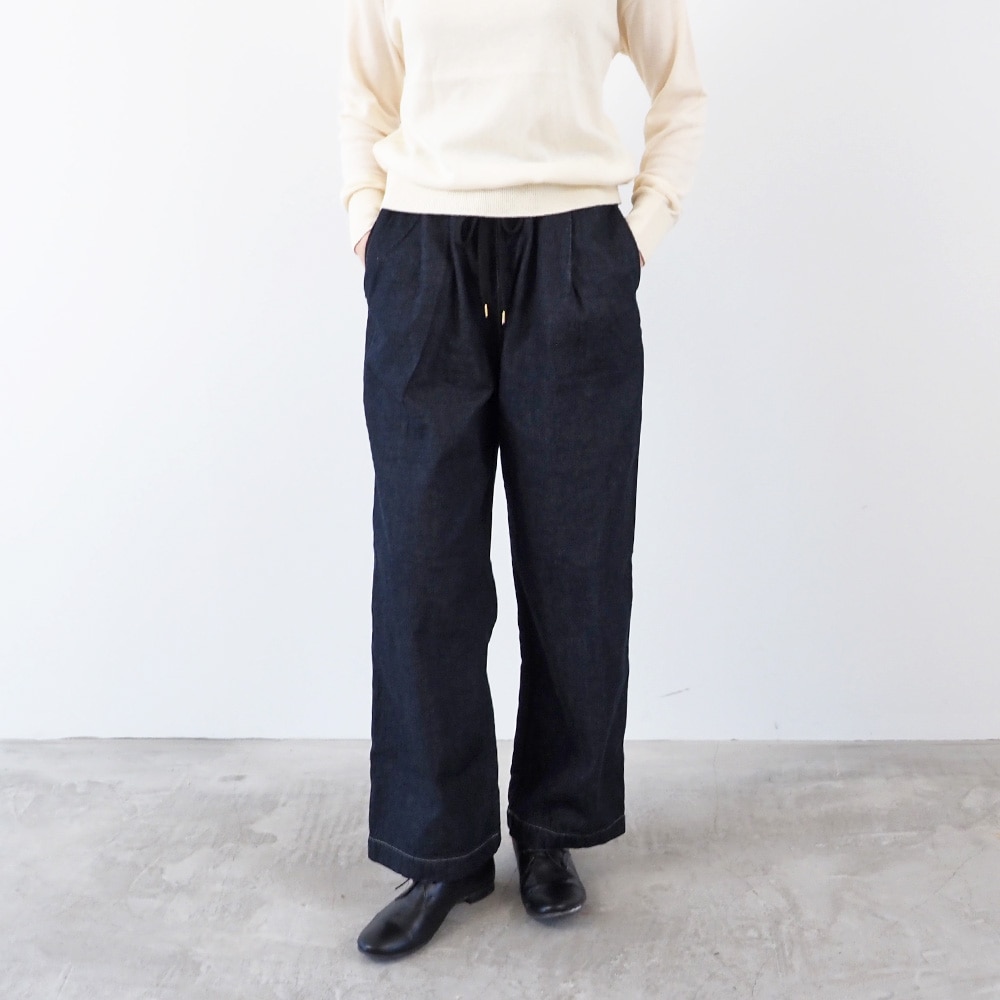 8オンスムラデニム イージーパンツ パンツを着た女性の正面