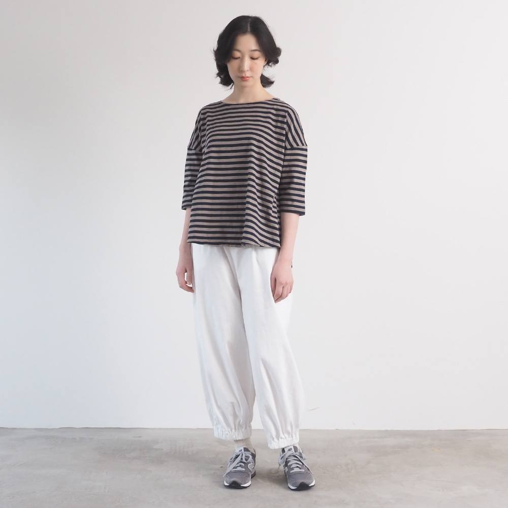 40/2天竺BD ミナミラウンドシャツ　Tシャツを着た女性の全身