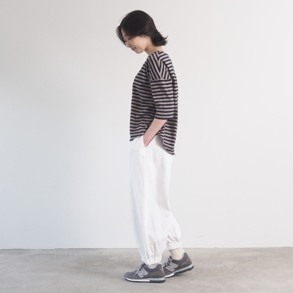 40/2天竺BD ミナミラウンドシャツ　Tシャツを着た女性の全身