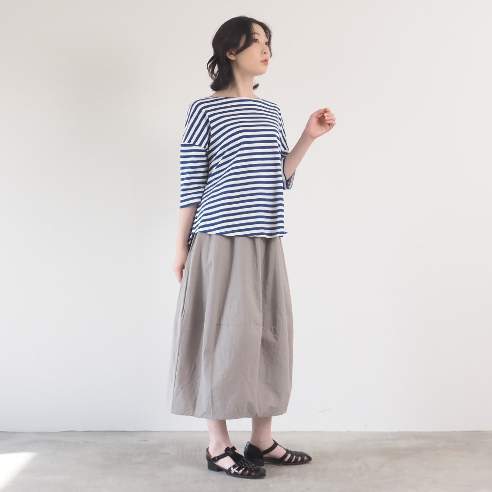 40/2天竺BD ミナミラウンドシャツ　Tシャツを着た女性の全身