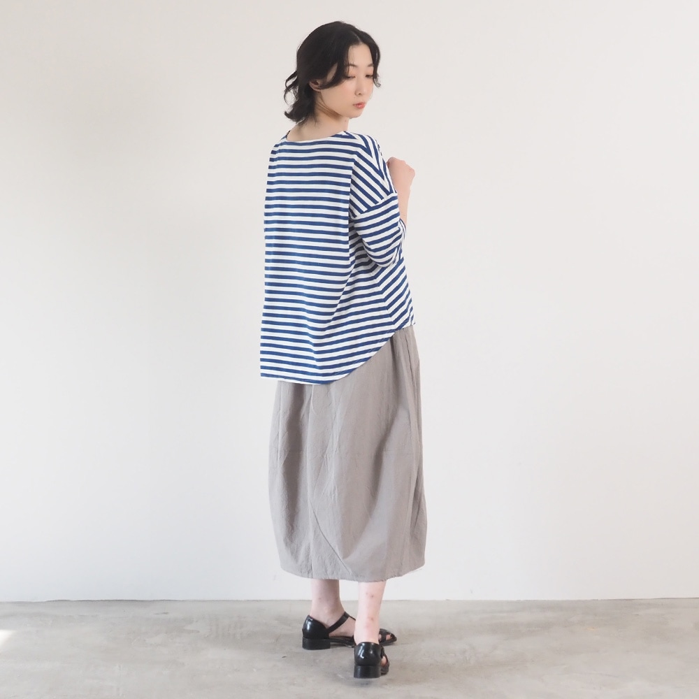 40/2天竺BD ミナミラウンドシャツ　Tシャツを着た女性の全身