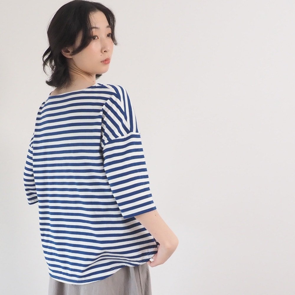 40/2天竺BD ミナミラウンドシャツ　Tシャツを着た女性の正面