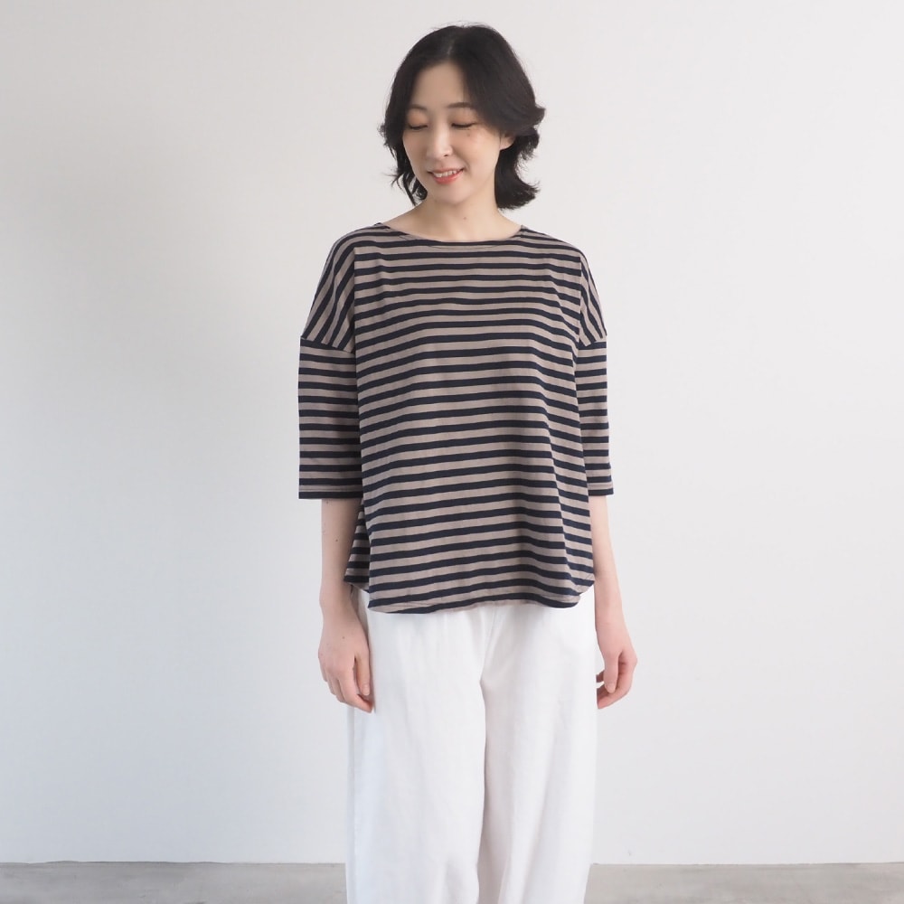 40/2天竺BD ミナミラウンドシャツ　Tシャツを着た女性の正面