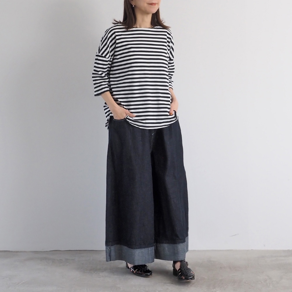 40/2天竺BD ミナミラウンドシャツ　Tシャツを着た女性の全身