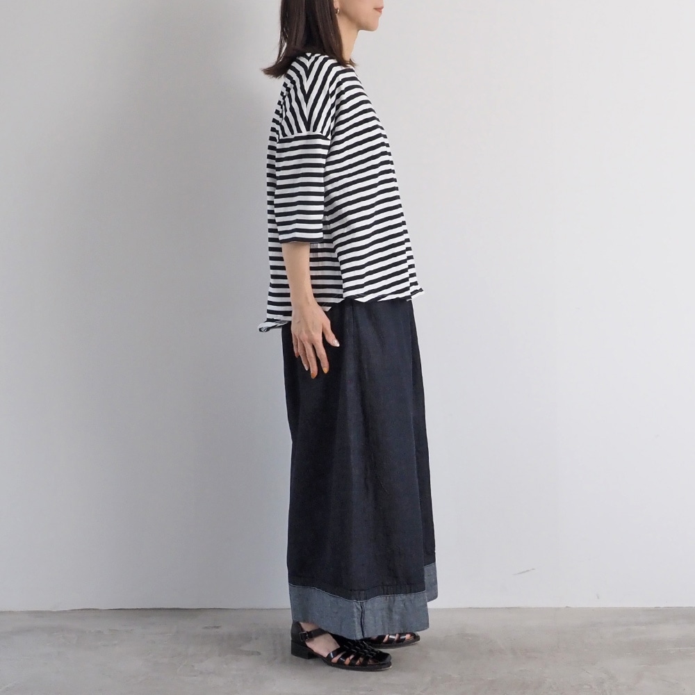 40/2天竺BD ミナミラウンドシャツ　Tシャツを着た女性の全身