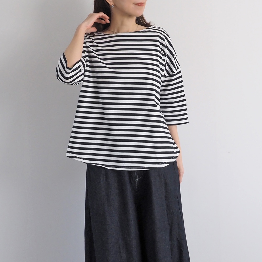 40/2天竺BD ミナミラウンドシャツ　Tシャツを着た女性の全身