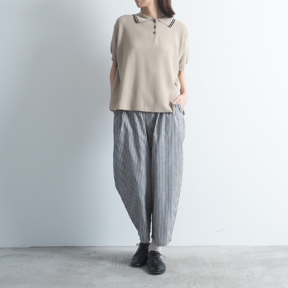 スノーコットン ラインポロ衿ニット　ニットを着た女性の全身