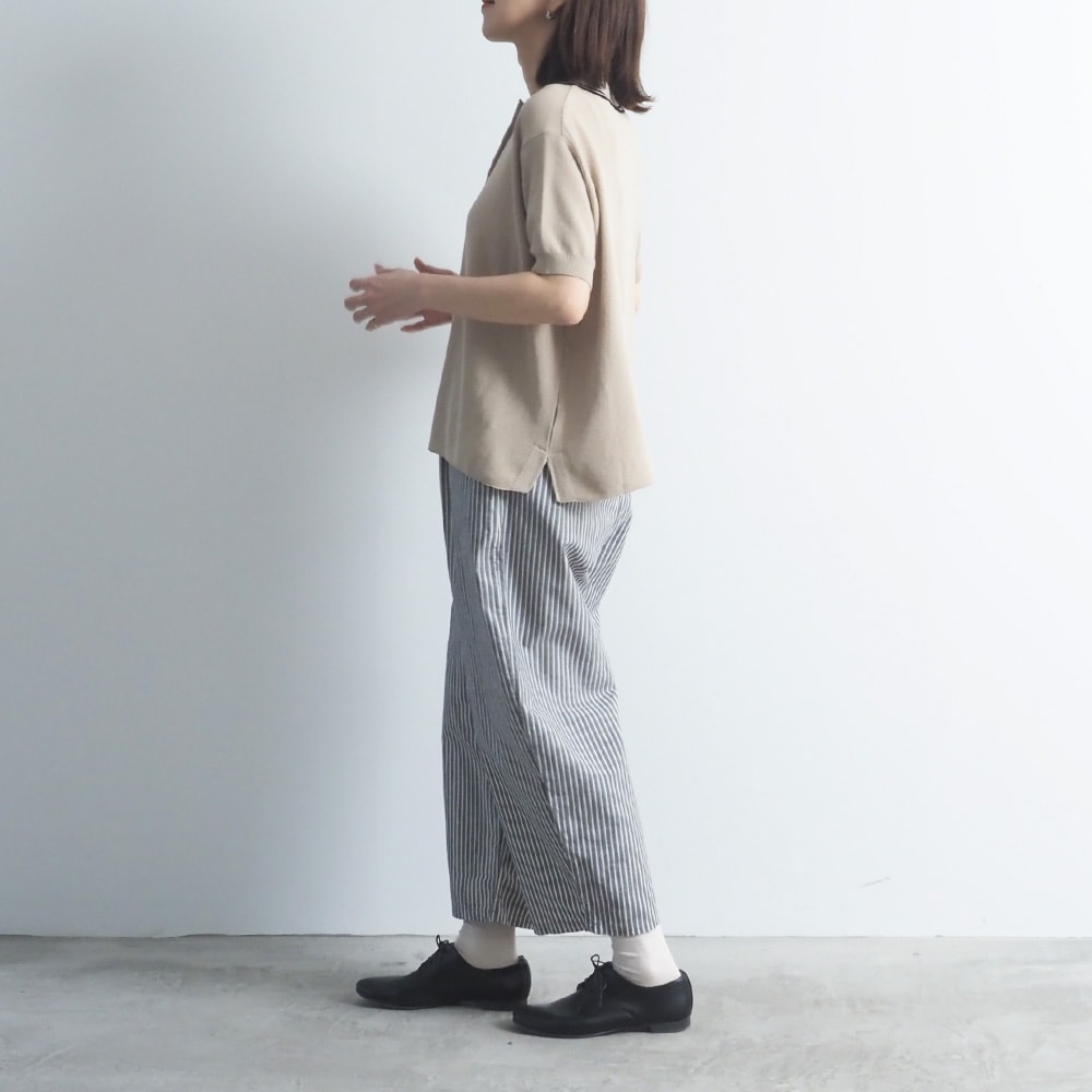 スノーコットン ラインポロ衿ニット　ニットを着た女性の全身