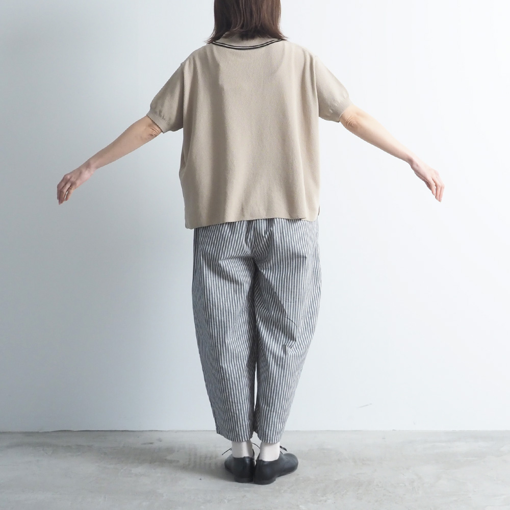 スノーコットン ラインポロ衿ニット　ニットを着た女性の全身