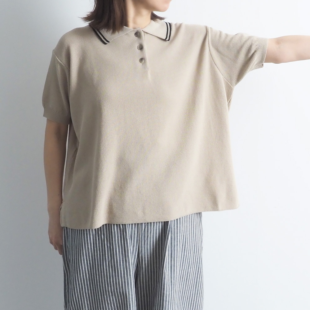 スノーコットン ラインポロ衿ニット　ニットを着た女性の全身