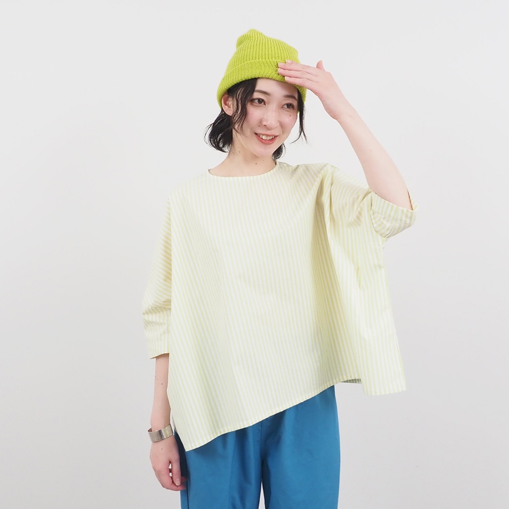 綿麻タイプライターチェック&ストライプ ワイドシャツPO プルオーバーを着た女性の全身