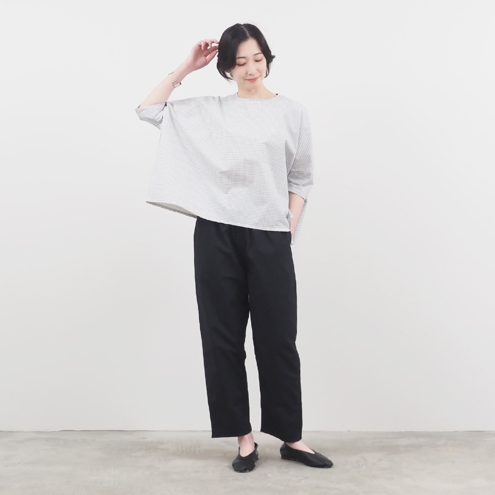 綿麻タイプライターチェック&ストライプ ワイドシャツPO プルオーバーを着た女性の全身