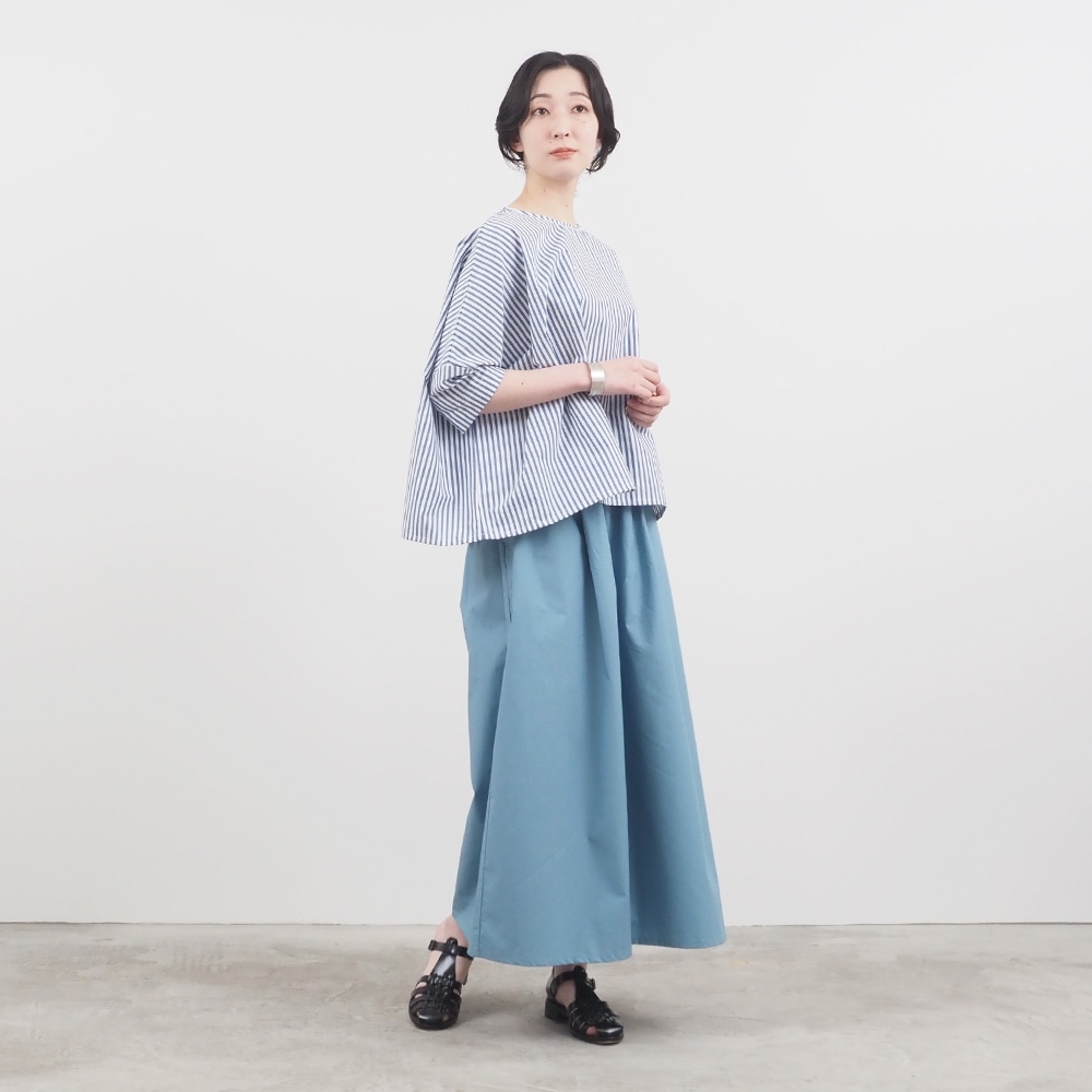 綿麻タイプライターチェック&ストライプ ワイドシャツPO プルオーバーを着た女性の全身