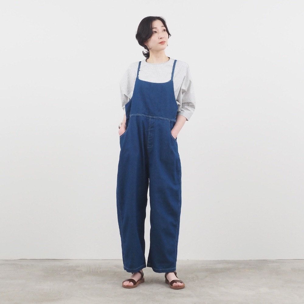 綿麻タイプライターチェック&ストライプ ワイドシャツPO プルオーバーを着た女性の全身