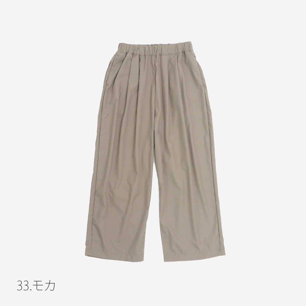 トロンとツイル タックワイドパンツを穿いた女性　ワイドタックパンツのグレーのカラバリ