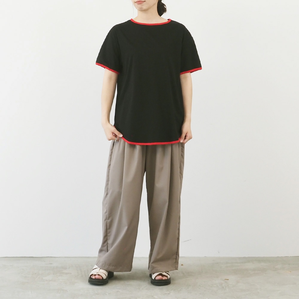 トロンとツイル タックワイドパンツを穿いた女性　ワイドタックパンツを穿いた女性の全身