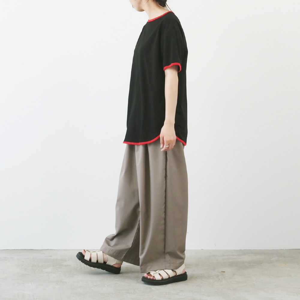 トロンとツイル タックワイドパンツを穿いた女性　ワイドタックパンツを穿いた女性の全身