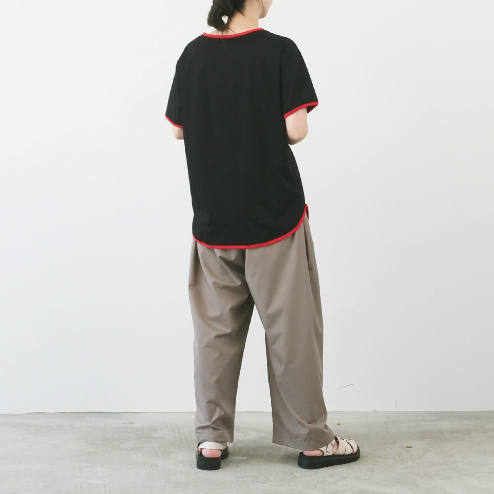 トロンとツイル タックワイドパンツを穿いた女性　ワイドタックパンツを穿いた女性の全身