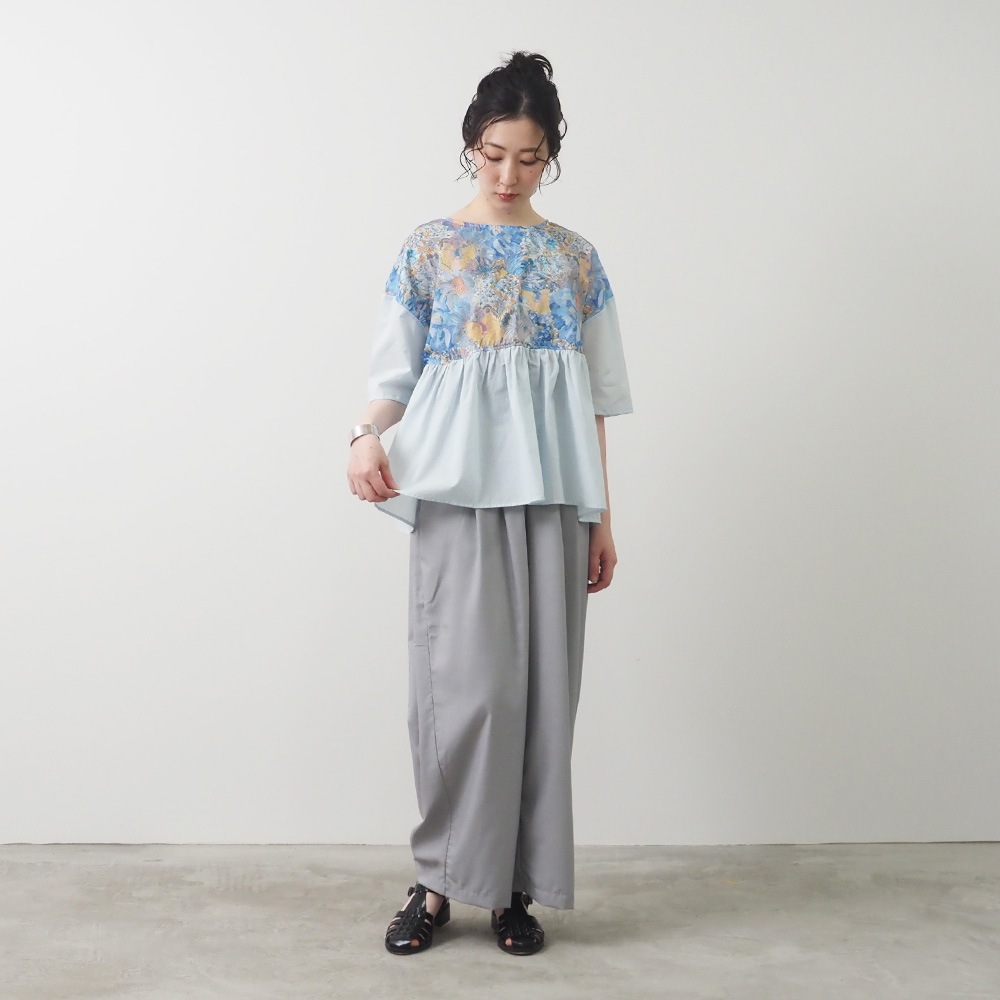 LIBERTYコットン(Marina Seaflower) 切替ファッスンシャツ(5分袖)　シャツを着た女性の全身