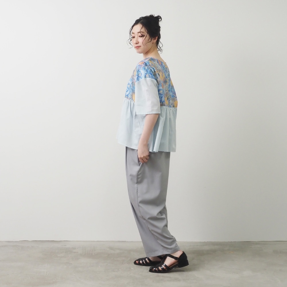 LIBERTYコットン(Marina Seaflower) 切替ファッスンシャツ(5分袖)　シャツを着た女性の全身