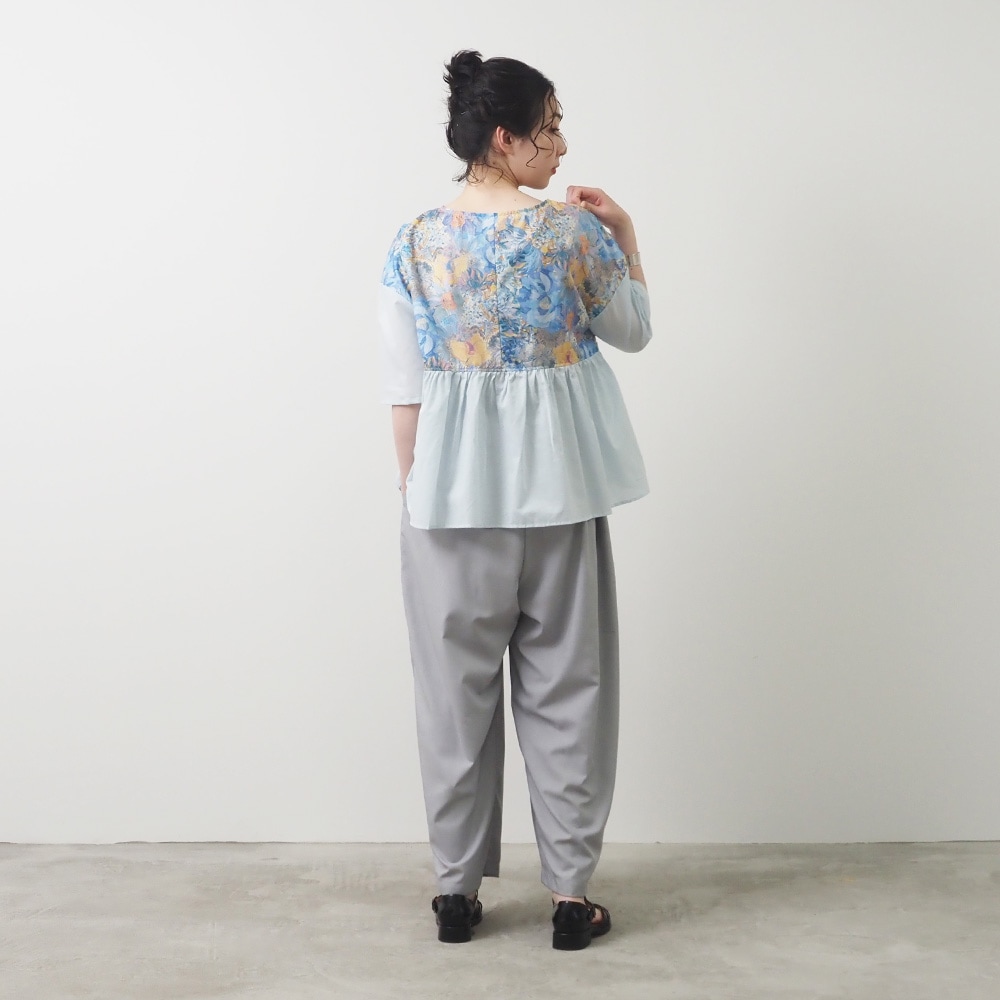 LIBERTYコットン(Marina Seaflower) 切替ファッスンシャツ(5分袖)　シャツを着た女性の全身