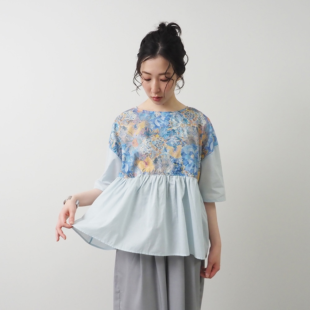 LIBERTYコットン(Marina Seaflower) 切替ファッスンシャツ(5分袖)　シャツを着た女性の全身