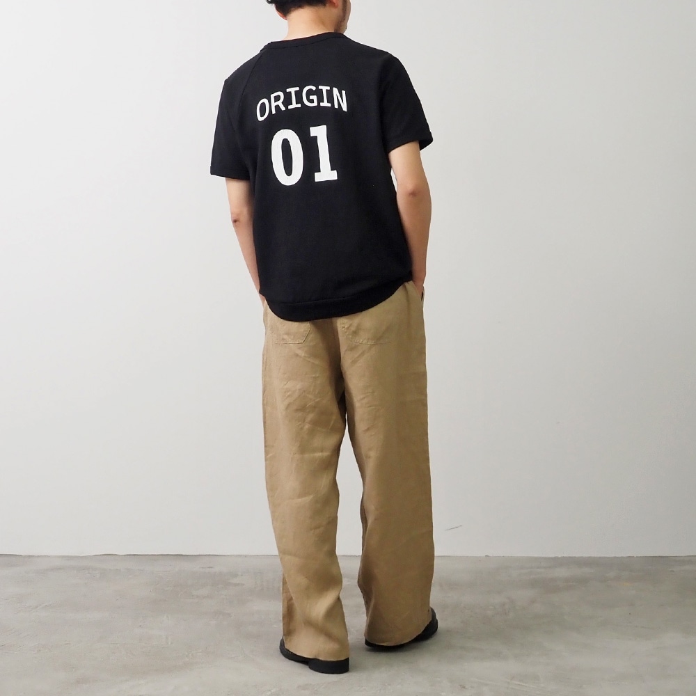 アーミーコットン度詰天竺 ORIGIN01プリントT「Origin -オリジン-」　プリントTを着た女性の全身