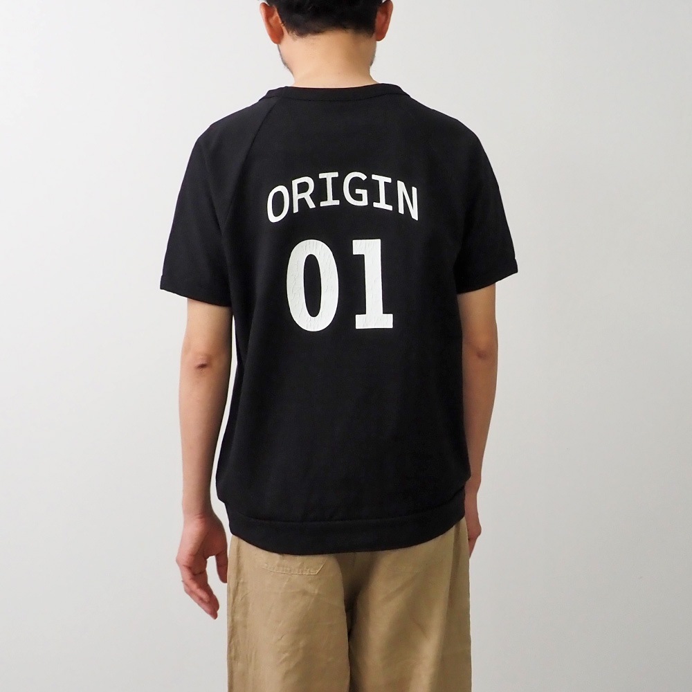 アーミーコットン度詰天竺 ORIGIN01プリントT「Origin -オリジン-」　プリントTを着た女性の全身