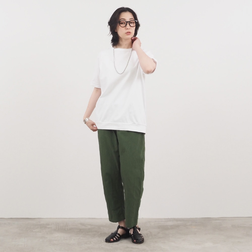 アーミーコットン度詰天竺 ORIGIN01プリントT「Origin -オリジン-」　プリントTを着た女性の全身