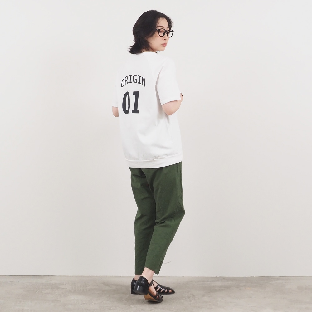 アーミーコットン度詰天竺 ORIGIN01プリントT「Origin -オリジン-」　プリントTを着た女性の全身