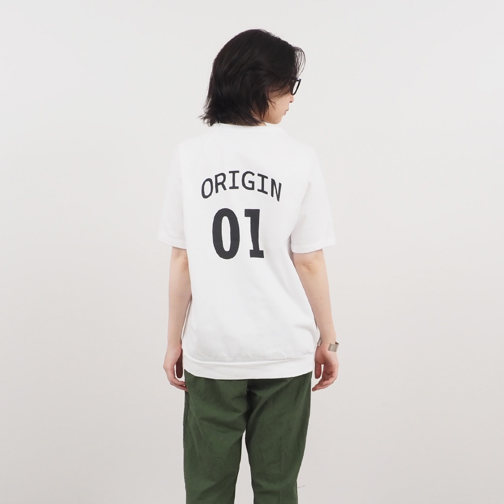 アーミーコットン度詰天竺 ORIGIN01プリントT「Origin -オリジン-」　プリントTを着た女性の全身