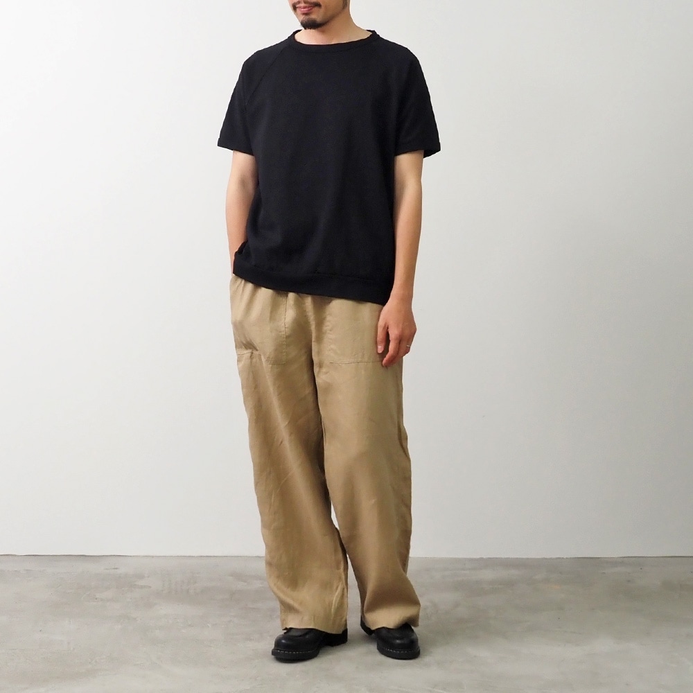 アーミーコットン度詰天竺 ORIGIN01プリントT「Origin -オリジン-」　プリントTを着た女性の全身